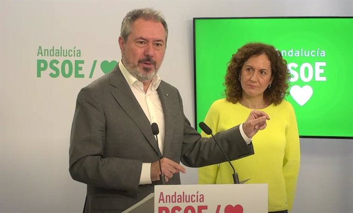 El secretario general del PSOE-A, Juan Espadas, en rueda de prensa junto a la secretaria general de CCOO-A, Nuria López, este lunes en Sevilla.