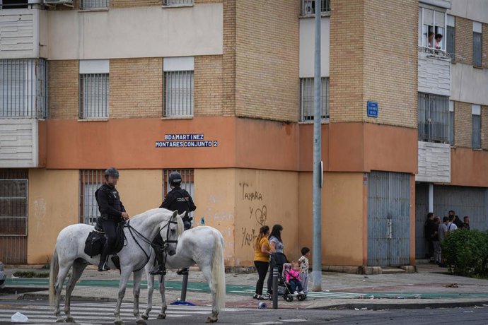 Efectivos de la Policía Nacional desplegados en el Polígono Sur. A 16 de octubre de 2024, en Sevilla (Andalucía, España). Unos 300 efectivos de la Policía Nacional ha desplegado un macro dispositivo esta mañana tras los tiroteos del pasado fin de semana e