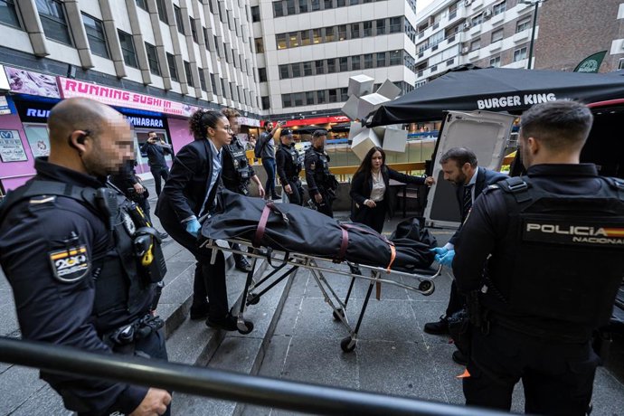 Personal de una funeraria transportan el cuerpo de la fallecida, en la Plaza de los Cubos, a 15 de octubre de 2024, en Madrid (España). Una mujer de 45 años ha sido hallada muerta de forma violenta en un piso situado en el edificio de la calle Princesa nú