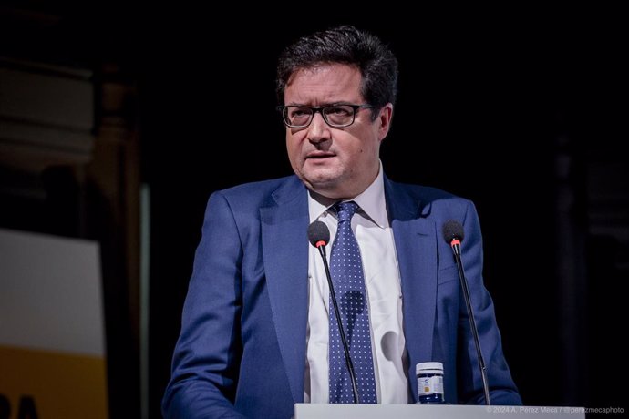 El ministre per a la Transformació Digital i Funció Pública, Óscar López, intervé durant la celebració de la II Jornada contra la Desinformació organitzada pel Club Obert d'Editors (CLABE) a l'Ateneu de Madrid, a 14 d'octubre del 2024.