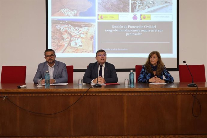 El subdelegado del Gobierno en Granada, José Antonio Montilla, en el centro en la imagen, abre el curso 'Gestión de Protección Civil del riesgo de inundaciones y sequía en el sur peninsular'