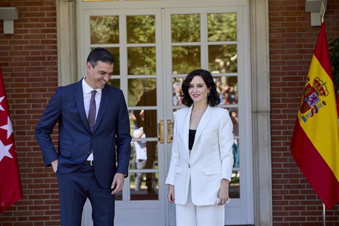 Archivo - El presidente del Gobierno, Pedro Sánchez, recibe a la presidenta de la Comunidad de Madrid, Isabel Díaz Ayuso, a 9 de julio de 2021, en el Palacio de la Moncloa, Madrid, (España).