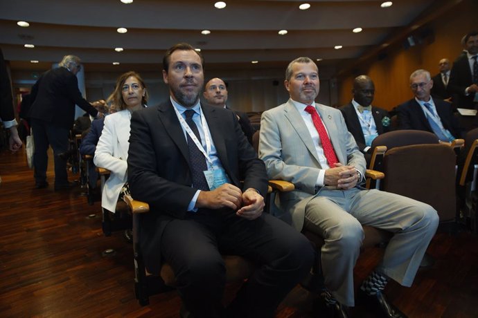 (I-D) El ministro Óscar Puente, y el secretario general de OMI, Arsenio Domínguez, durante la apertura del Día Marítimo Mundial.