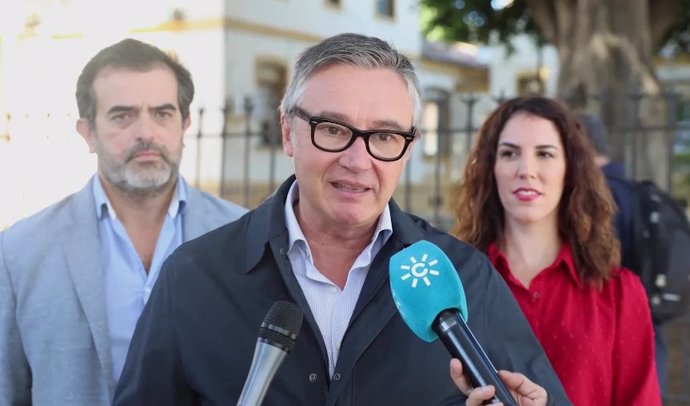 El portavoz de Vox en el Parlamento andaluz, Manuel Gavira, atiende a los medios en Vélez-Málaga.