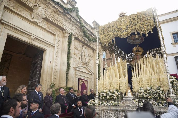 La procesión de la Virgen de las aguas en la Magna Mariana de Jerez de la Frontera a su paso por el inicio de la Carrera Oficial en la plaza de la Asunción. 