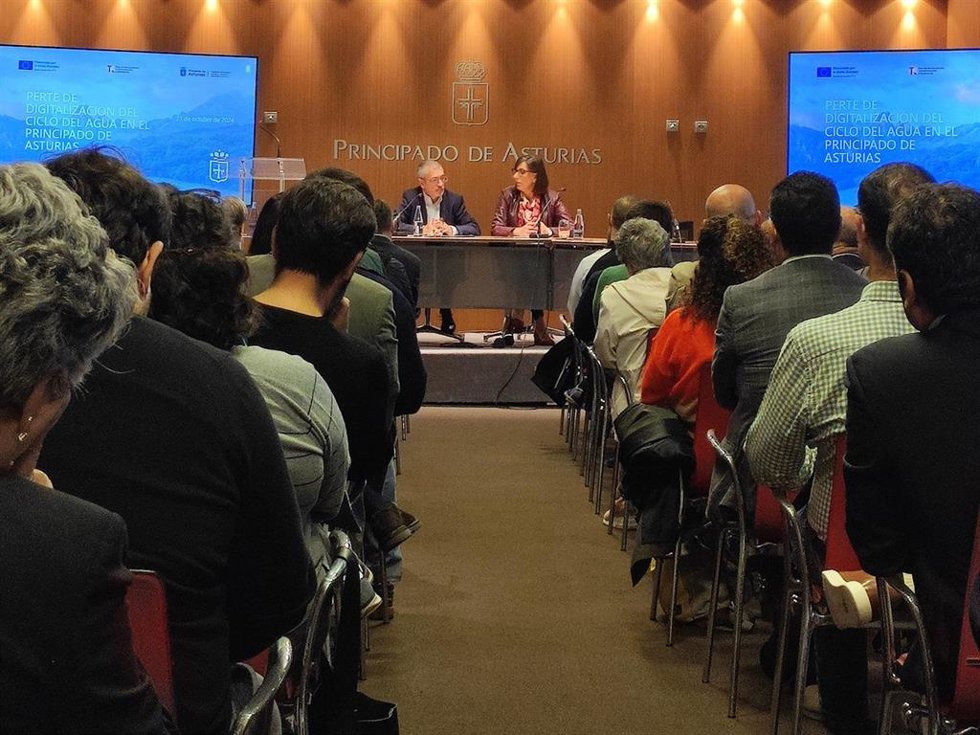La consejera de Transición Ecológica, Industria y Desarrollo Económico, Nieves Roqueñí, participa en la apertura de la jornada Perte de digitalización del ciclo del agua en Asturias, junto al secretario de Estado de Medio Ambiente, Hugo Morán