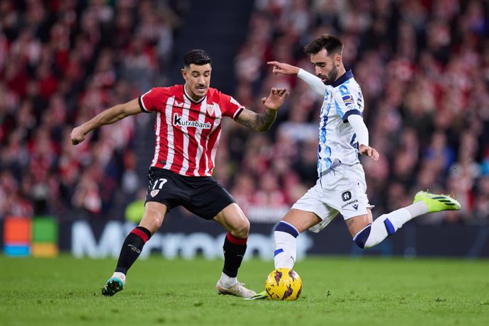 Archivo - Yuri Berchiche of Athletic Club competes for the ball with Brais Mendez of Real Sociedad during the LaLiga EA Sports match between Athletic Club and Real Sociedad at San Mames on January 13, 2024, in Bilbao, Spain.