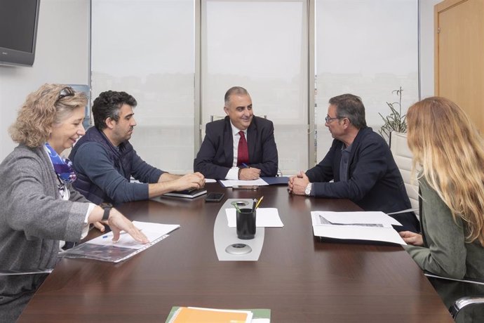 El consejero de Fomento, Vivienda, Ordenación del Territorio y Medio Ambiente, Roberto Media, recibe al alcalde de Santa María de Cayón.