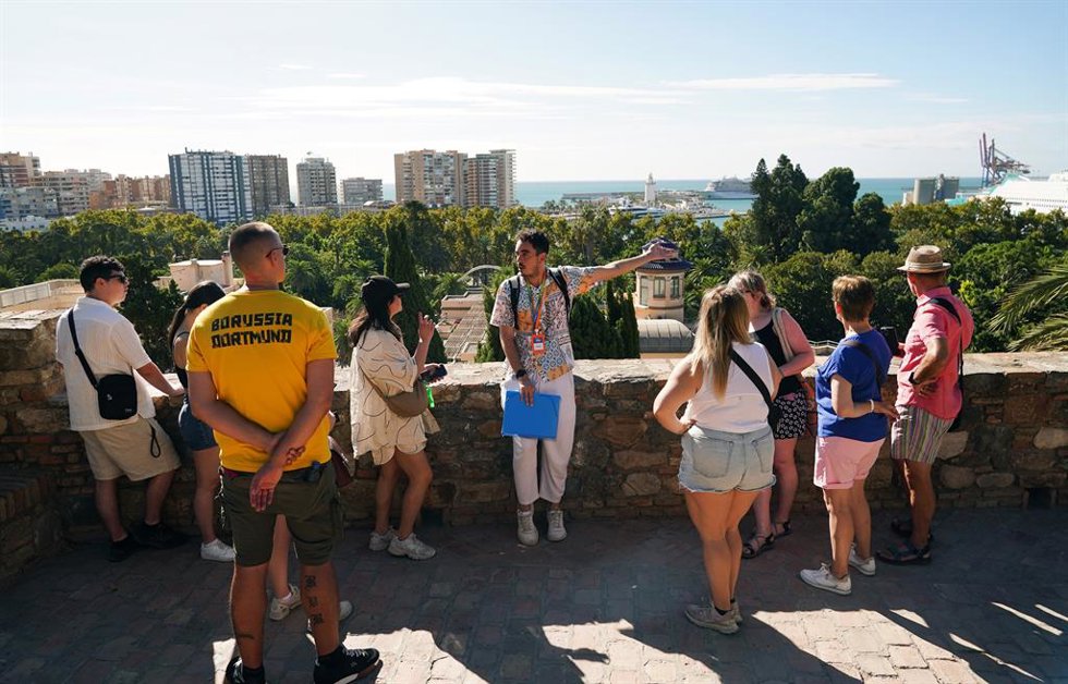 Turista visitando la ciudad. A 27 de septiembre de 2024, en Málaga (Andalucía, España).