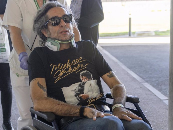 Mario Vaquerizo ha recibido el alta hospitalaria  tras la aparatosa caída que sufrió en su último concierto el pasado sábado en Cáceres