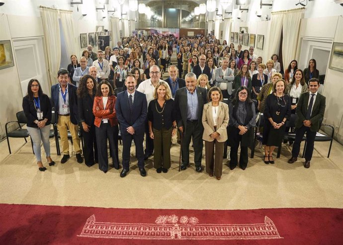 Foto de familia  de la primera Jornada Autonómica sobre Acogimiento Familiar en Andalucía.