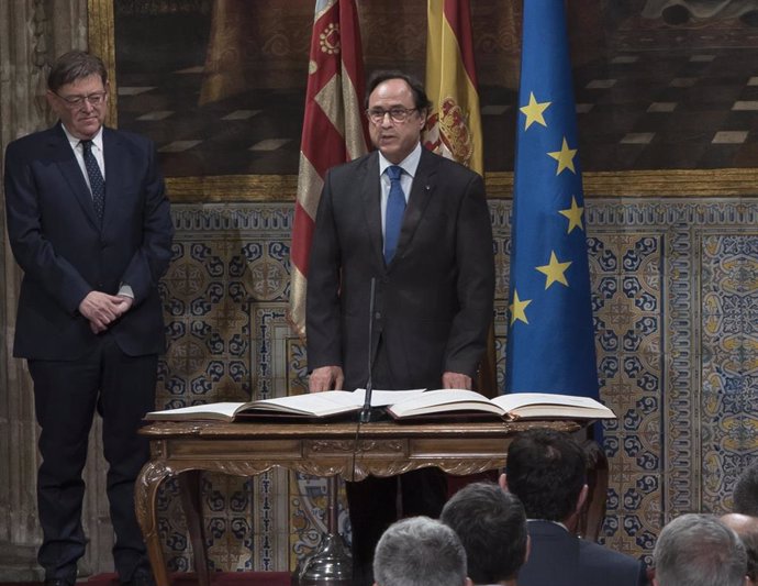 Archivo - El conseller de Hacienda y Modelo Económico de la Comunidad Valenciana, Vicent Soler (2i), jura el cargo en el acto de posesión de los consellers junto al presidente de la Comunidad Valenciana, Ximo Puig (1i).