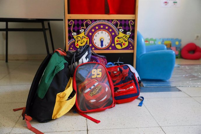 Archivo - Mochilas de los niños en un aula del Centro Chapotea con la Asociación Barró en Vallecas, a 20 de julio de 2022, en Madrid (España). Este centro pertenece al programa CaixaProinfancia que facilita que 35 entidades de la Comunidad de Madrid promu