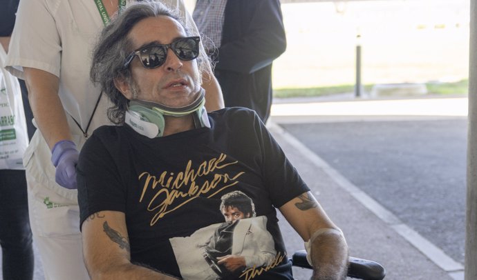 Mario Vaquerizo ha recibido el alta hospitalaria  tras la aparatosa caída que sufrió en su último concierto el pasado sábado en Cáceres