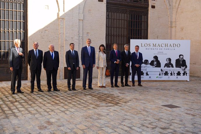 Felipe VI con Juanma Moreno y el resto de autoridades en la apertura de muestra 'Los Machado. Retrato de familia'