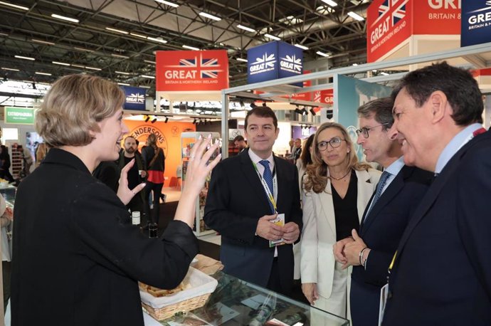 Mañueco en la visita a la feria SIAL de París donde participan 70 empresas agroalimentarias de CyL.