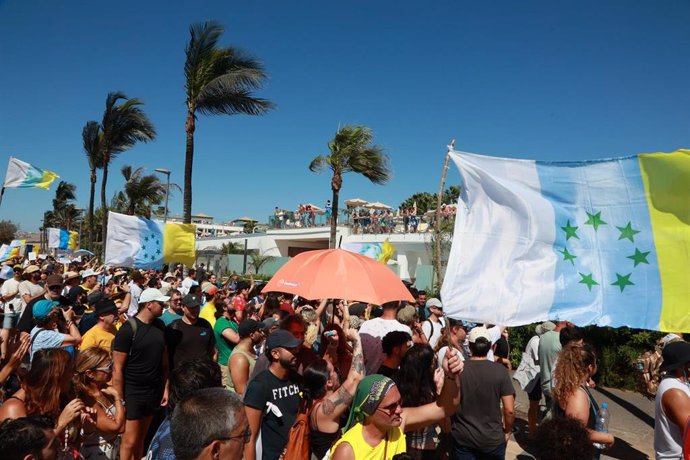 Decenas de personas durante una manifestación contra el modelo turístico y de desarrollo de las Canarias, a 20 de octubre de 2024, en Gran Canaria