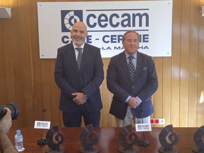 El presidente de Cecam, Ángel Nicolás, junto con el secretario general y director Económico de Cecam, Mario Fernández, en rueda de prensa.