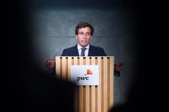 El alcalde de Madrid, José Luis Martínez-Almeida, durante la celebración del 20º aniversario de la creación de la fundación de la red de firmas PWC, en el Auditorio Rafael del Pino