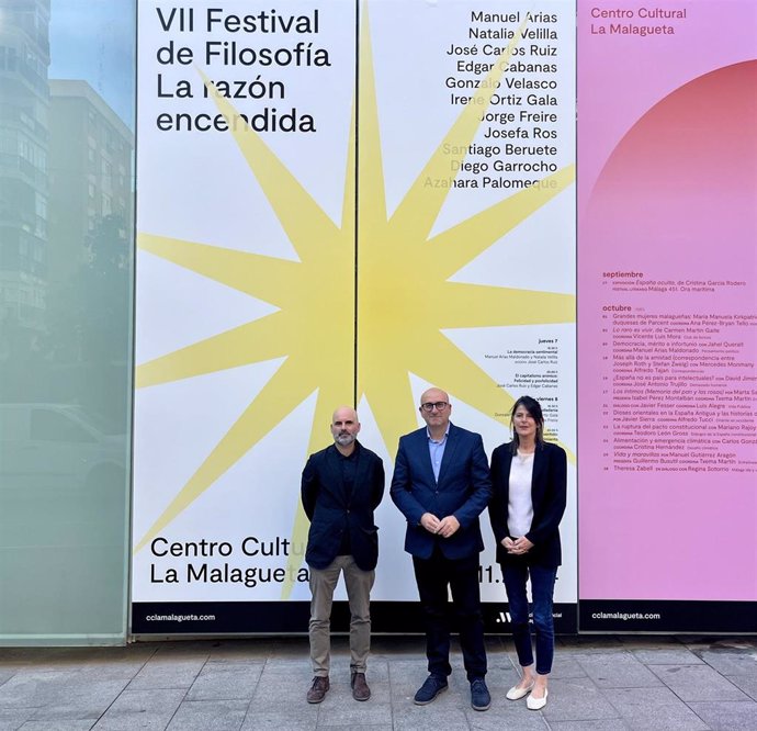 El vicepresidente de la institución y diputado provincial de Cultura y Educación, Manuel López Mestanza, junto al coordinador del festival José Carlos Ruiz en la presentación del cartel del evento.