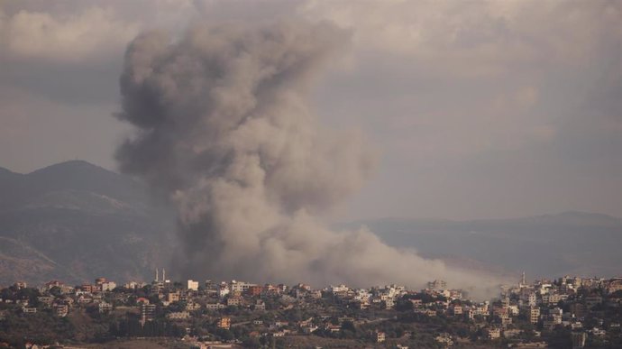 Columna de humo tras un bombardeo del Ejército de Israel contra Jiam, en el sur de Líbano (archivo)