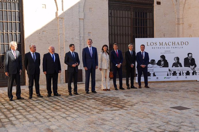 El Rey Felipe VI (c) en la foto de familia tras su llegada a la inauguración de la exposición, a 21 de octubre de 2024, en Sevilla, Andalucía (España). El Rey Felipe VI preside la inauguración de la exposición 'Los Machado: Retrato de familia', organizada