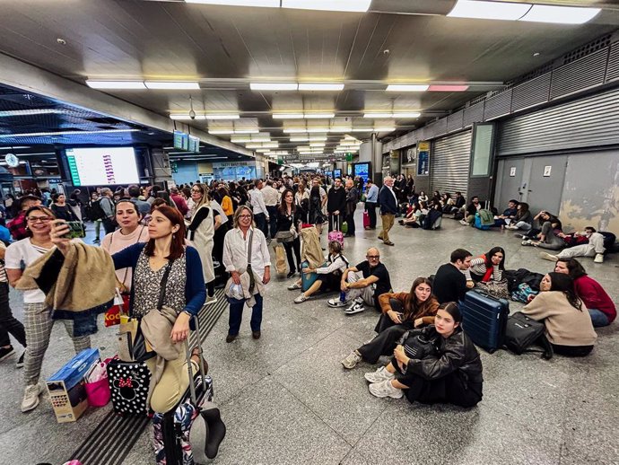 Cientos de personas en la estación de Atocha, a 19 de octubre de 2024, en Madrid