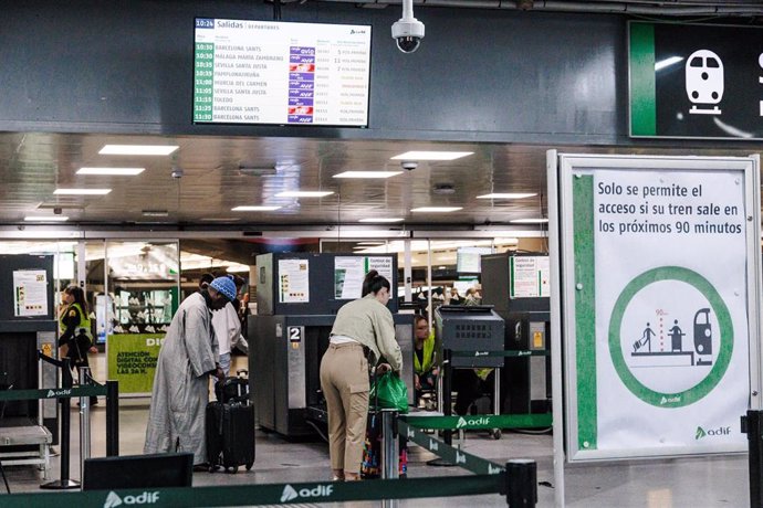 Pasajeros realizando el control de seguridad en la estación de tren de Atocha, a 21 de octubre de 2024, en Madrid (España)..