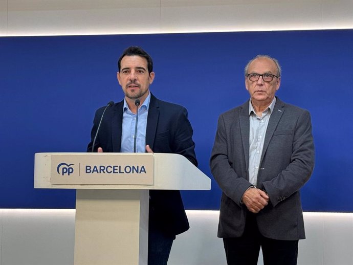 El presidente del PP en Barcelona, diputado en el Parlament y alcalde de Castelldefels (Barcelona), Manu Reyes, junto al secretario general de Barcelona, Josep Tutusaus, en rueda de prensa este lunes