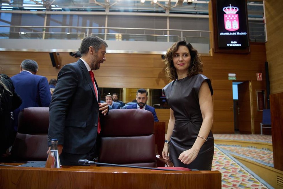El diputado de la Asamblea de Madrid del PP, Miguel Ángel García Martín y la presidenta de la Comunidad de Madrid, Isabel Díaz-Ayuso, durante un pleno en la Asamblea de Madrid, a 17 de octubre de 2024, en Madrid (España). La Asamblea de Madrid acoge est