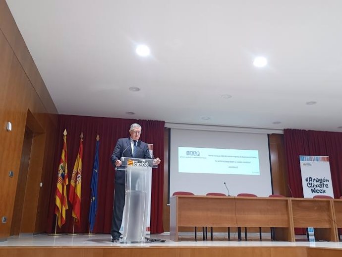 El consejero de Medio Ambiente y Turismo, Manuel Blasco, durante el acto de inauguración de la Aragón Climate Week este lunes en Teruel.