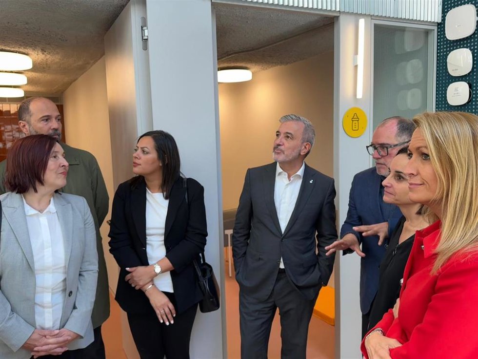 El alcalde Jaume Collboni con la teniente de alcalde Maria Eugnia Gay; las comisionadas Sonia Fuertes y Sara Belbeida; el director de Servicios de Inmigración y Turismo Xavier Cubells; y Clara Balaguer (Saier)
