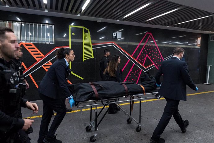 Personal de una funeraria transportan el cuerpo de la fallecida, en la Plaza de los Cubos, a 15 de octubre de 2024, en Madrid (España).