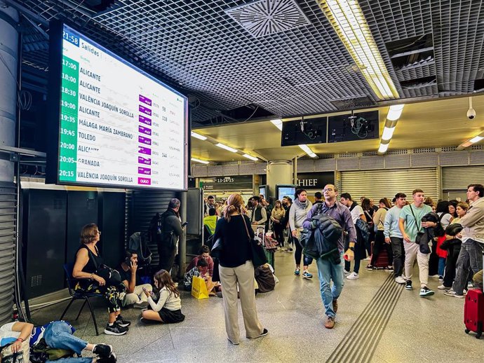 Cientos de personas en la estación de Atocha