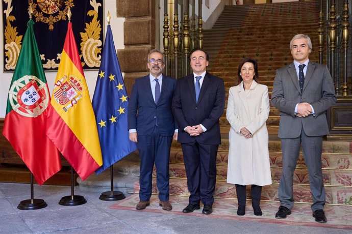 El ministro de Asuntos Exteriores, José Manuel Albares, y la ministra de Defensa, con sus homólogos de Portugal, Paulo Rangel (I) y Nuno Melo (D)