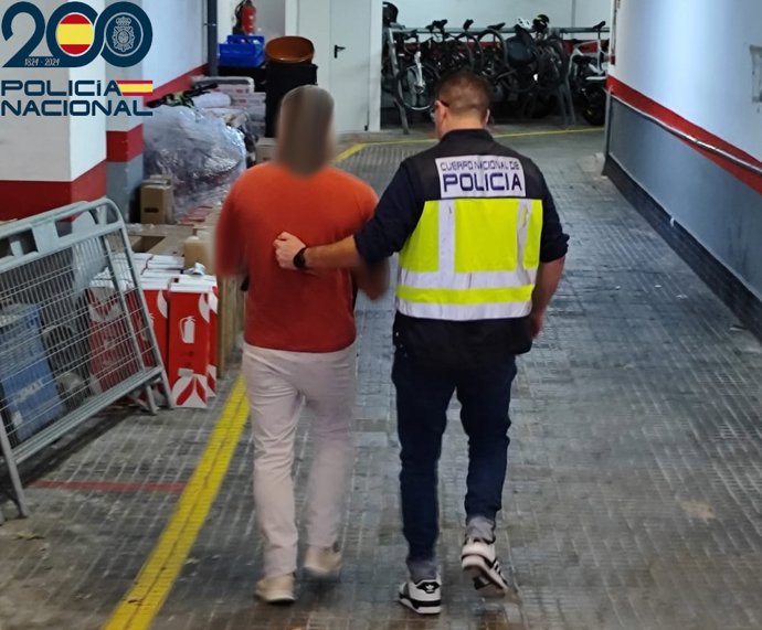 El arresto, conducido por un agente en dependencias policiales.