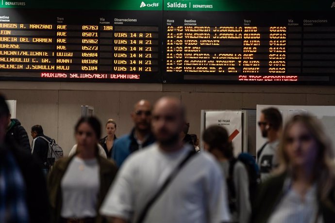 Diverses persones amb maletes a l'estació de tren de Chamartín