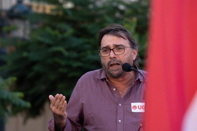 El secretario general de UGT de Catalunya, Camil Ros, interviene durante una protesta por la reducción de la jornada laboral, ante la sede del Foment del Treball, a 26 de septiembre de 2024, en Barcelona, Catalunya (España). UGT y CCOO han convocado conce