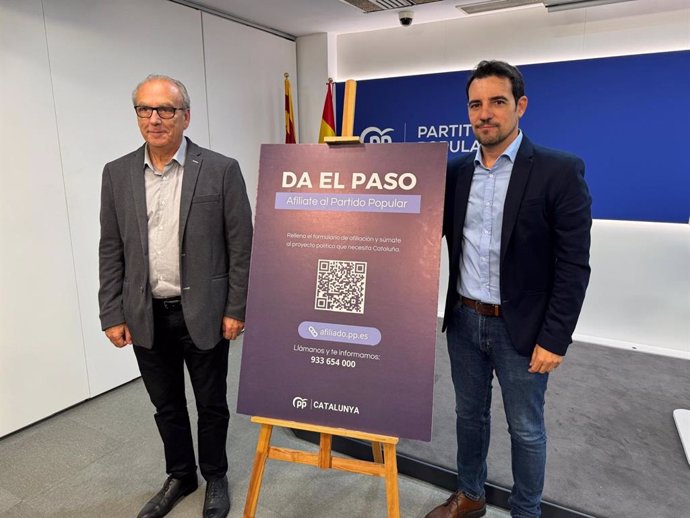 El secretario general del PP en Barcelona, Josep Tutusaus, y el presidente del PP en Barcelona, Manu Reyes, en rueda de prensa para presentar la nueva campaña de afiliación