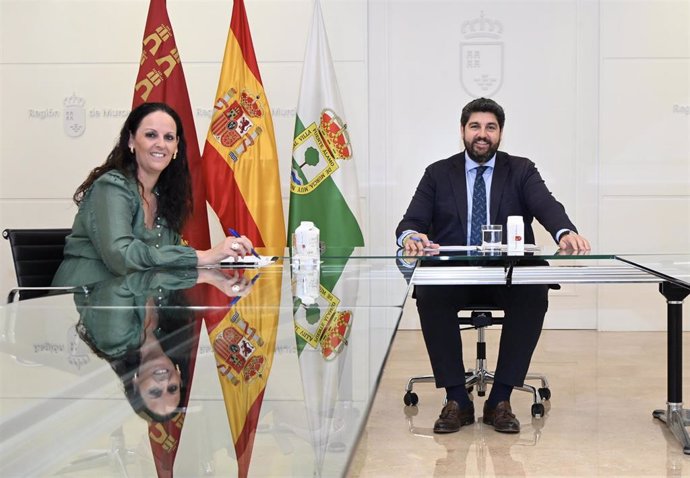 El presidente de la Comunidad, Fernando López Miras, recibe a la alcaldesa de Fuente Álamo, Juana María Martínez