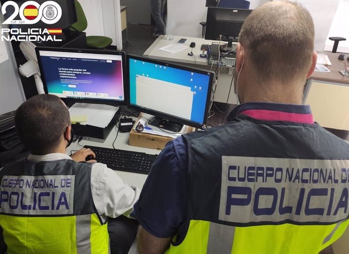 Agentes del Grupo de Delincuencia Económica y Delitos Tecnológicos de la Policía Nacional de Palma.