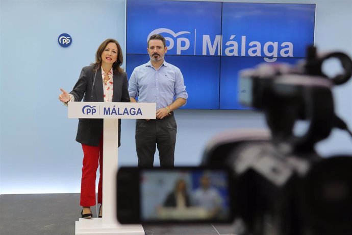 La presidenta del PP de Málaga, Patricia Navarro, en rueda de prensa junto al secretario provincial de la formación, José Ramón Carmona.