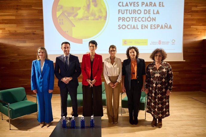 La consejera de Derechos Sociales de Catalunya, Mónica Martínez; el vicelehendakari del Ejecutivo vasco, Mikel Torres; la ministra Saiz; la presidenta Chivite; la consejera Maeztu; y la consejera de Derechos Sociales de Asturias, Marta del Arco.