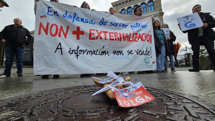 Movilización de los huelguistas de la CRTVG ante el complejo administrativo de la Xunta de Galicia en San Caetano, Santiago de Compostela