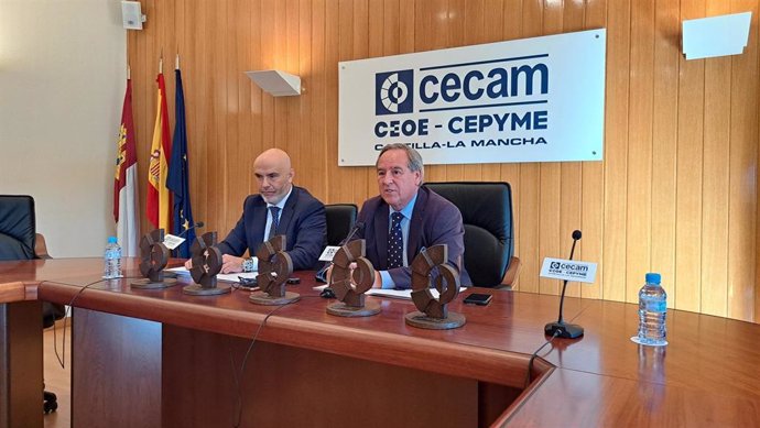 El presidente de Cecam, ángel Nicolás, junto al secretario, Mario Fernández, presentan los Premios Cecam 2024.