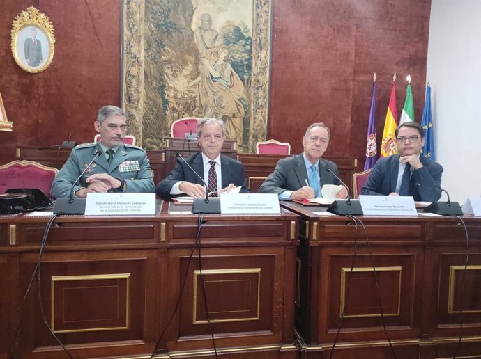 El presidente de la Diputación, Salvador Fuentes (segundo por la izda.), y el director de la Fundación Guardia Civil, Francisco López Requena (tercero), en la firma del convenio.