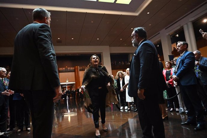 La senadora indígena de Australia, Lidia Thorpe, interrumpe la visita del rey Carlos III al Parlamento al grito de "Tú no eres mi rey"