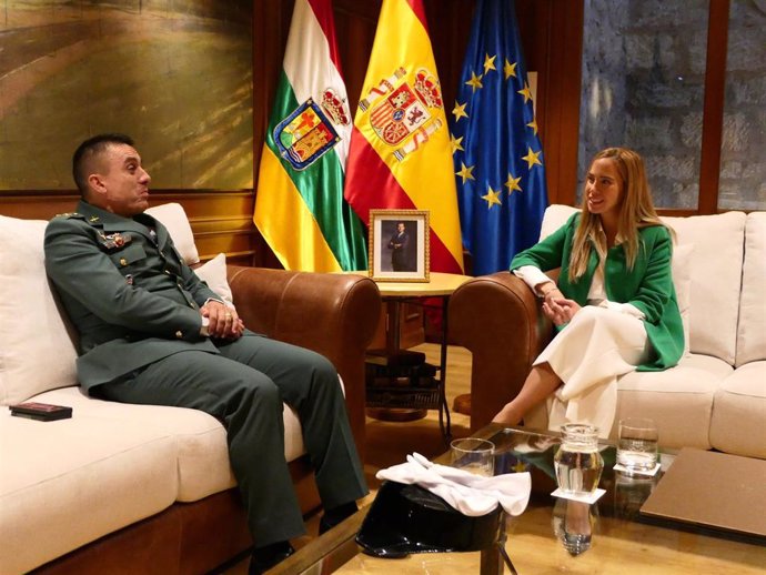 La presidenta del Parlamento recibe al coronel Molano, que ha sido promovido a general de brigada