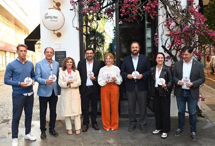 La alcaldesa de Jerez de la Frontera (Cádiz), María José García-Pelayo, y el director de Espirituosos España, Bosco Torremocha, presentan una campaña contra el consumo de alcohol en menores de edad