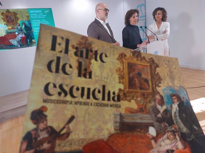 El concejal de Cultura, Juan Carlos Monroy; la directora de la Fundación Juan d eBorbón, Noelia Gómez, y la directora de negocios de Caixabank en Segovia, Sonia de Andrés